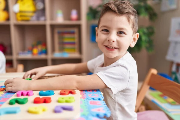 Αξιολάτρευτο Καυκάσιος Αγόρι Παίζει Μαθηματικά Παιχνίδι Παζλ Κάθεται Στο Τραπέζι — Φωτογραφία Αρχείου