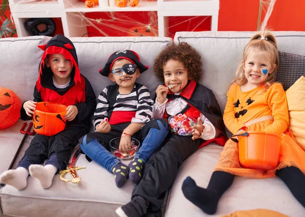 Cadılar Bayramı Kostümü Giyen Bir Grup Çocuk Evde Şeker Yiyor — Stok fotoğraf