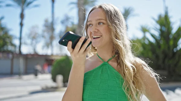 Junge Blonde Frau Verschickt Sprachnachricht Mit Smartphone Auf Straße — Stockfoto