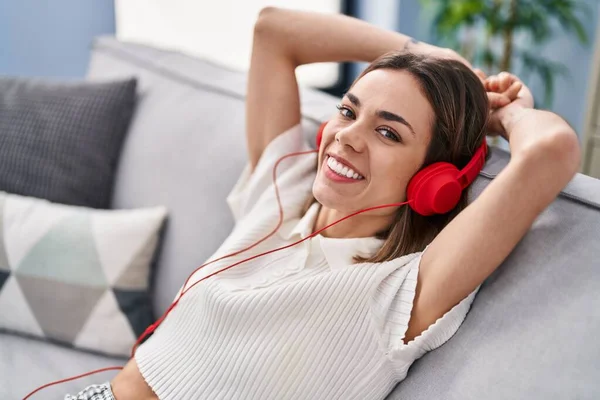 Genç Güzel Spanyol Kadın Evdeki Kanepede Rahatça Müzik Dinliyor — Stok fotoğraf