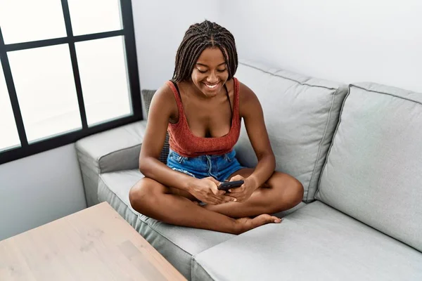 Jong Afrikaans Amerikaanse Vrouw Met Behulp Van Smartphone Zitten Bank — Stockfoto