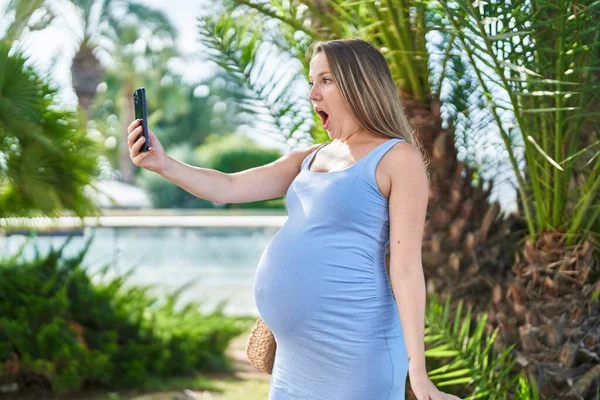 Jonge Zwangere Vrouw Doet Videogesprek Met Smartphone Bang Verbaasd Met — Stockfoto