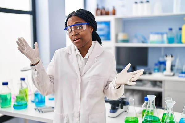 科学研究所で働くアフリカ系アメリカ人女性は 大声で叫びながら 手をつないで大声で叫んでいます コミュニケーションの概念 — ストック写真