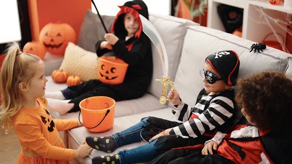 Grupo Crianças Vestindo Traje Halloween Colocando Doces Cesta Abóbora Casa — Fotografia de Stock