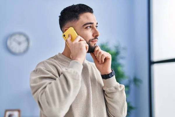 Jeune Homme Arabe Parlant Sur Smartphone Avec Expression Doute Maison — Photo