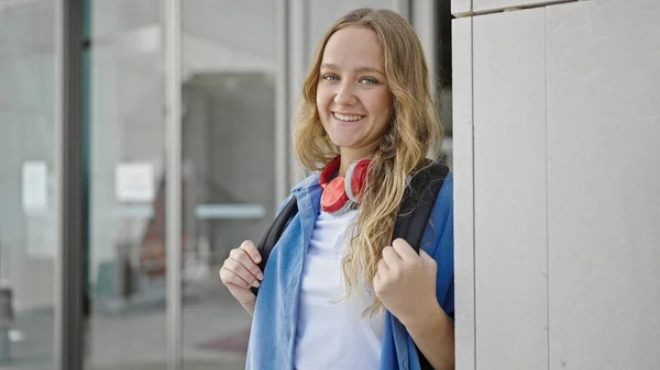 Jovem Loira Estudante Sorrindo Confiante Universidade — Fotografia de Stock