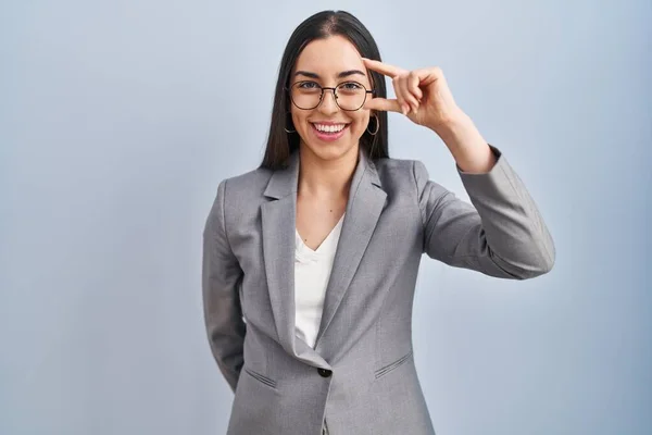 Die Hispanische Geschäftsfrau Mit Brille Lächelt Und Gestikuliert Selbstbewusst Mit — Stockfoto