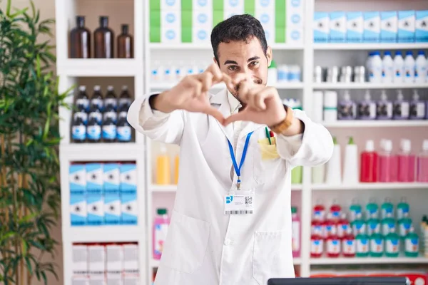 Homem Hispânico Bonito Trabalhando Farmácia Farmácia Sorrindo Amor Fazendo Forma — Fotografia de Stock