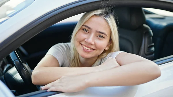 Νέα Όμορφη Ισπανόφωνη Γυναίκα Χαμογελά Αυτοπεποίθηση Κάθεται Στο Αυτοκίνητο Στο — Φωτογραφία Αρχείου