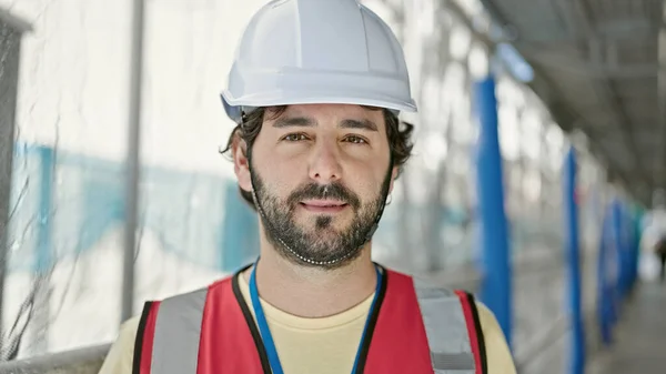 Ung Latinamerikansk Man Byggare Står Med Avslappnad Uttryck Gatan — Stockfoto