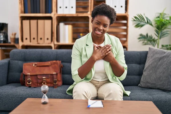 African American Woman Psychologist Hands Heart Sitting Sofa Psychology Center — Stok fotoğraf