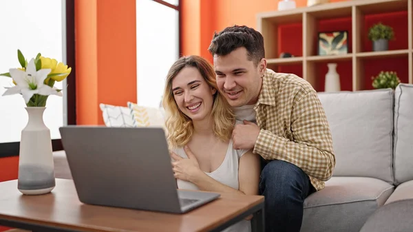 Man Vrouw Paar Met Behulp Van Laptop Zittend Bank Thuis — Stockfoto