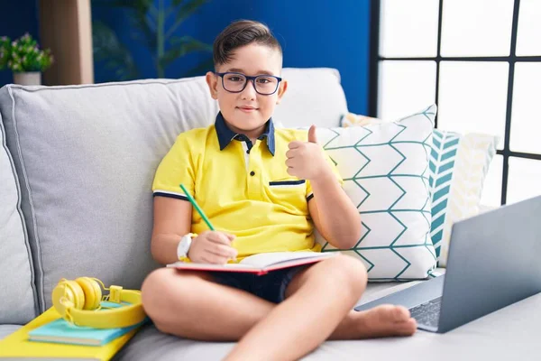 Kanepede Oturup Ödevi Yapan Latin Kökenli Genç Elleriyle Mutlu Bir — Stok fotoğraf