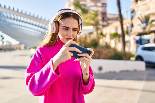Young Woman Playing Video Game Park — Stock Photo, Image