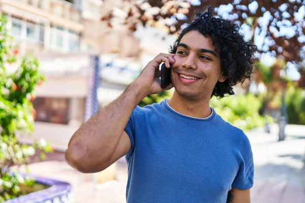 Молодой Латиноамериканец Уверенно Улыбается Разговаривая Смартфону Парке — стоковое фото