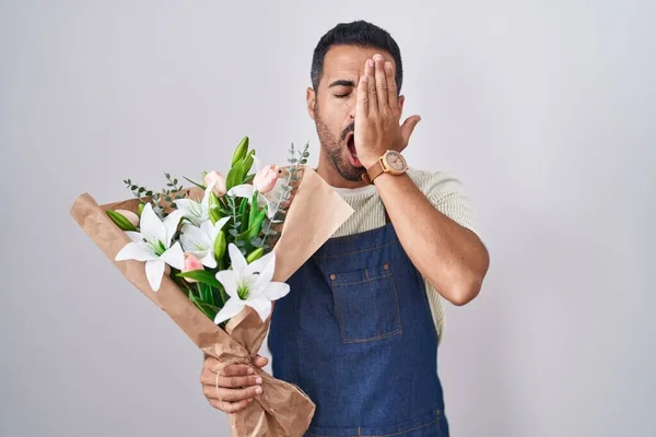 Çiçekçilik Yapan Spanyol Sakallı Adam Yarı Yüzünü Göz Ağzını Eliyle — Stok fotoğraf