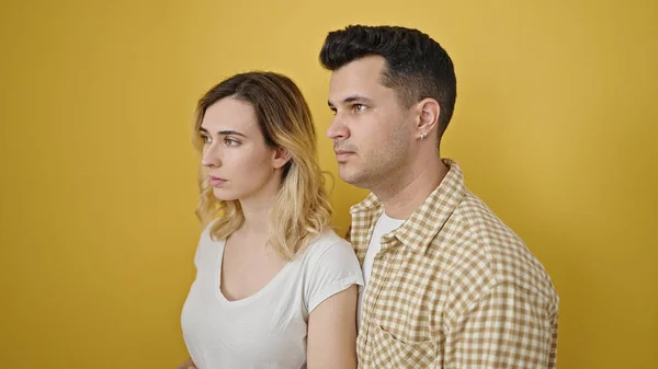 男と女のカップル一緒に立ってリラックスした式上の隔離された黄色の背景 — ストック写真
