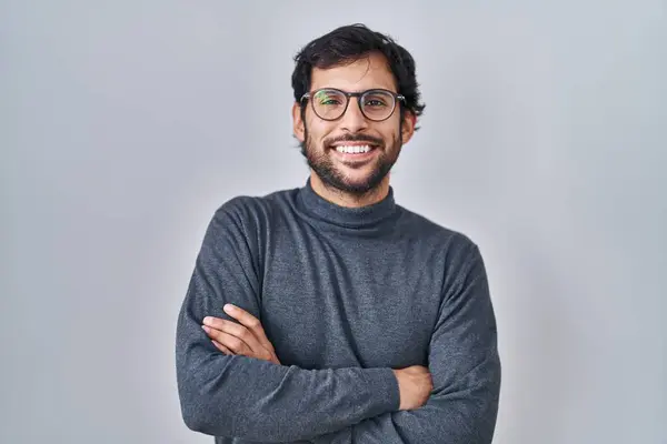 Hombre Latino Guapo Pie Sobre Fondo Aislado Cara Feliz Sonriendo — Foto de Stock