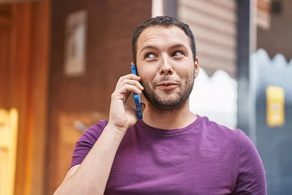 Genç Adam Gülümsüyor Kendine Güveniyor Sokakta Akıllı Telefondan Konuşuyor — Stok fotoğraf