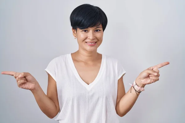 Young Asian Woman Short Hair Standing Isolated Background Smiling Confident — Stock Photo, Image
