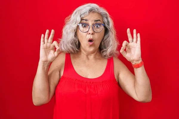 Middle Age Woman Grey Hair Standing Red Background Looking Surprised — Stock Photo, Image