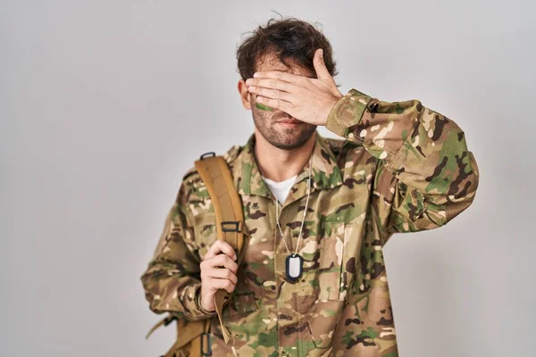 ヒスパニック系の若者の手で目をカバーするカモフラージュ軍の制服を着て 真剣に悲しい探しています 目立たず隠し拒否の概念 — ストック写真