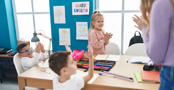 Group Kids Students Sitting Table Clapping Hands Classroom — Stock Photo, Image