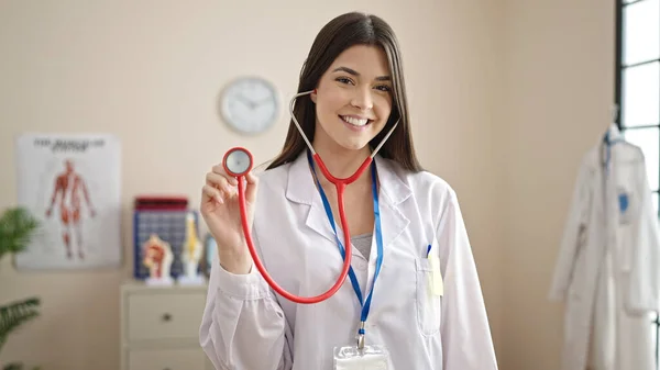 Young Beautiful Hispanic Woman Doctor Smiling Confident Holding Stethoscope Clinic — Stock Photo, Image