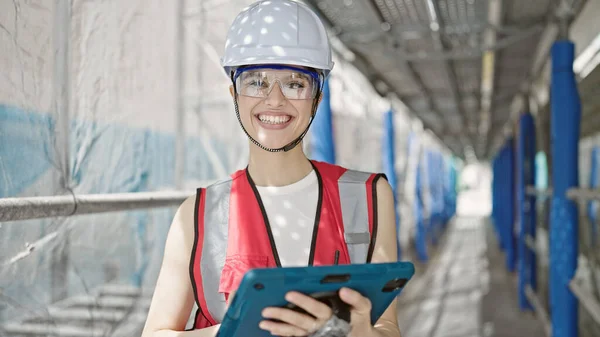 Jovem Mulher Hispânica Bonita Construtor Sorrindo Confiante Usando Touchpad Rua — Fotografia de Stock