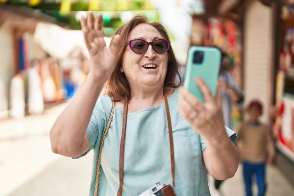 Starsza Kobieta Turysta Uśmiecha Się Pewnie Mając Wideo Rozmowy Ulicy — Zdjęcie stockowe