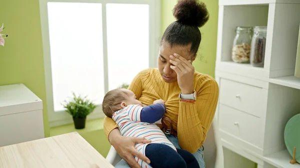 Anne Oğlu Yemek Odasında Bebeği Emzirme Stresi Ile Masada Oturuyorlar — Stok fotoğraf