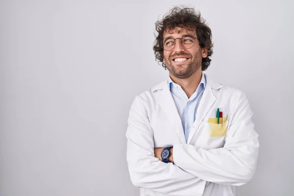 Hispanischer Junger Mann Doktoruniform Lächelt Zur Seite Und Starrt Nachdenklich — Stockfoto
