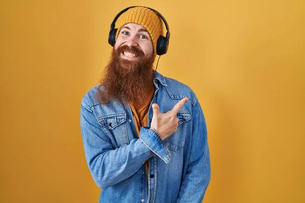 Καυκάσιος Άνδρας Μακριά Γενειάδα Ακούει Μουσική Χρησιμοποιώντας Ακουστικά Χαρούμενα Χαμόγελο — Φωτογραφία Αρχείου