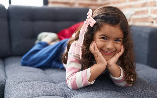 Adorável Menina Hispânica Sorrindo Deitado Sofá Casa — Fotografia de Stock