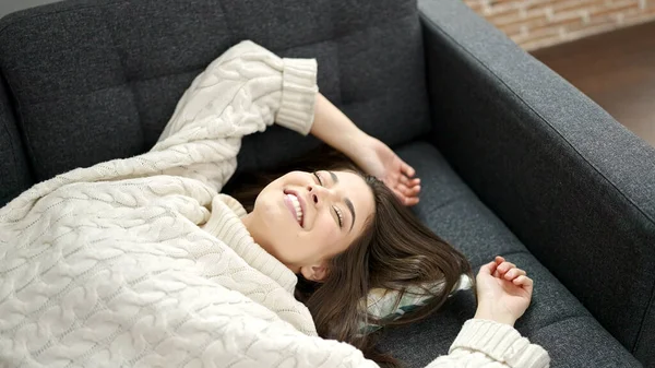 Young Beautiful Hispanic Woman Smiling Confident Lying Sofa Home — Stock Fotó