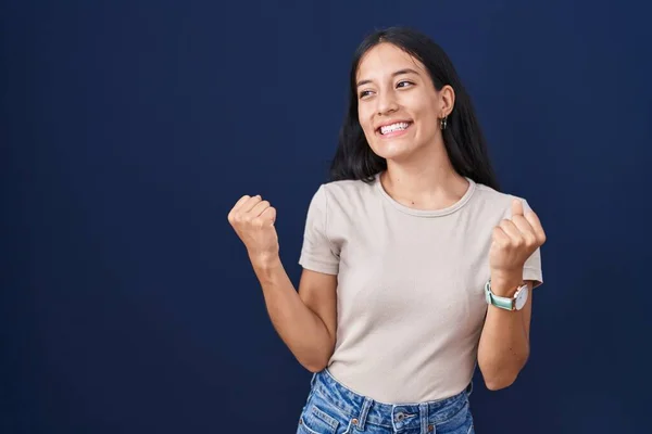 Young Hispanic Woman Standing Blue Background Celebrating Surprised Amazed Success — Stock Photo, Image