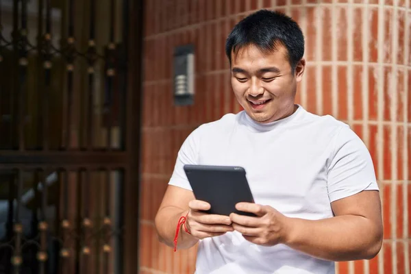 Mladý Číňan Usmívá Sebevědomě Pomocí Touchpad Ulici — Stock fotografie