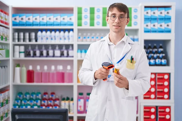 Joven Caucásico Hombre Farmacéutico Escaneo Pastillas Botella Farmacia —  Fotos de Stock