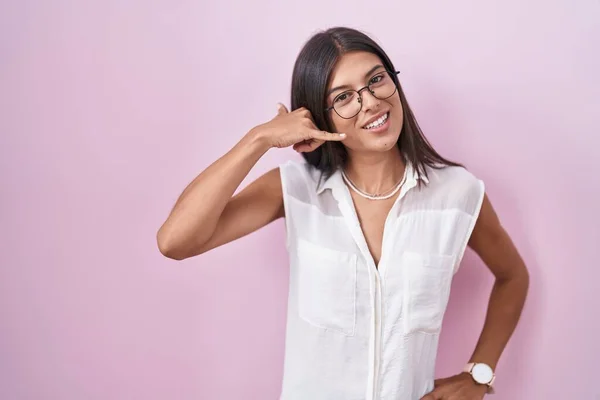 Brunette Young Woman Standing Pink Background Wearing Glasses Smiling Doing — Stock Photo, Image
