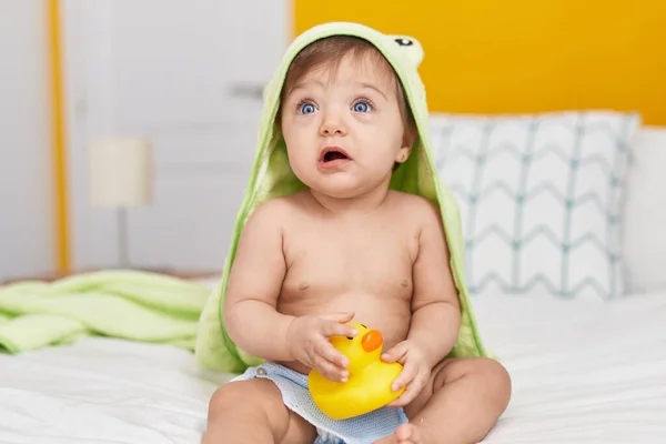 Adorável Bebê Caucasiano Usando Toalha Sapo Brincando Com Brinquedo Pato — Fotografia de Stock