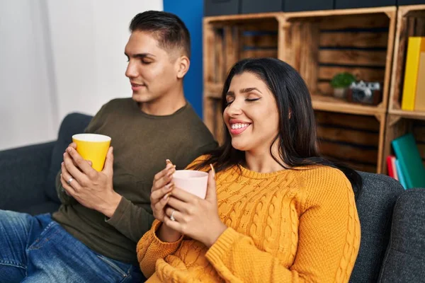 Man Woman Couple Drinking Coffee Sitting Sofa Home — 스톡 사진
