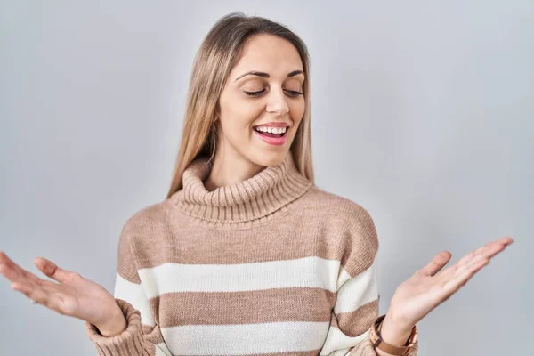 Młoda Blondynka Ubrana Sweter Golfem Odosobnionym Tle Uśmiechnięta Otwartymi Dłońmi — Zdjęcie stockowe