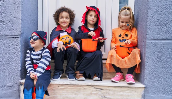 Skupina Dětí Halloween Kostýmu Drží Dýňový Koš Ulici — Stock fotografie