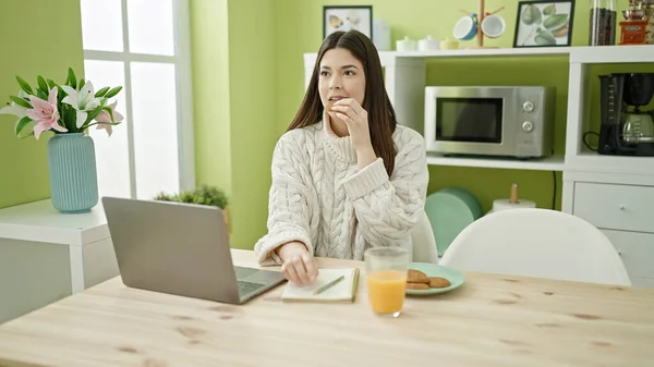 Joven Hermosa Mujer Hispana Usando Laptop Desayunando Casa —  Fotos de Stock
