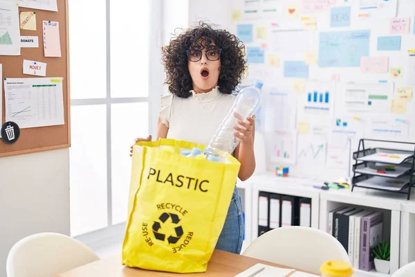 Молодая Женщина Ближнего Востока Держит Пакет Пластиковыми Бутылками Офисе Боится — стоковое фото