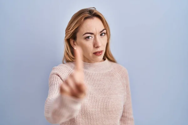 Hispanic Woman Standing Blue Background Pointing Finger Angry Expression Showing — Stockfoto