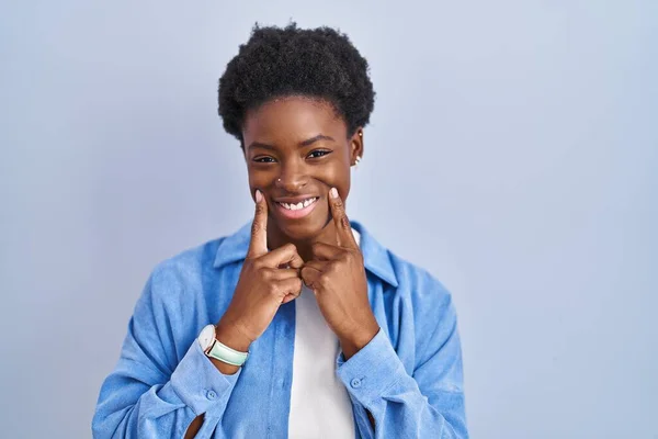 Αφροαμερικανή Γυναίκα Στέκεται Πάνω Από Μπλε Φόντο Χαμογελώντας Ανοιχτό Στόμα — Φωτογραφία Αρχείου