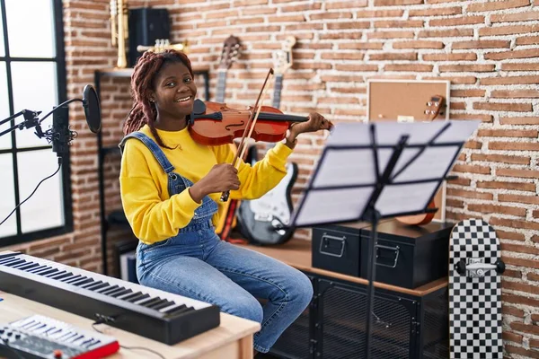 Africano Americano Mulher Músico Sorrindo Confiante Tocando Violino Estúdio Música — Fotografia de Stock