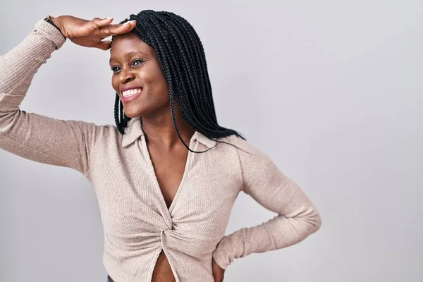 Afrikaanse Vrouw Met Vlechten Staan Witte Achtergrond Erg Blij Glimlachend — Stockfoto