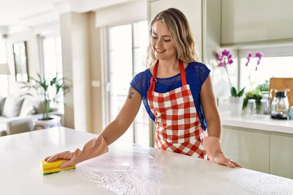 Young Woman Smiling Confident Cleaning Table Kitchen — ストック写真